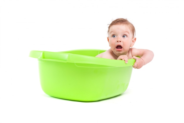 Nettes hübsches Baby nehmen Bad in der Badewanne