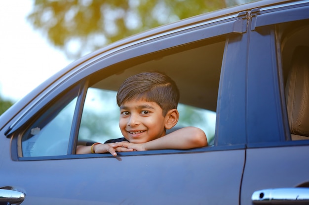 Nettes indisches Kind im Auto