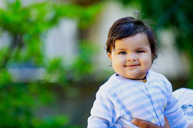 Nettes indisches kleines Kinderlächeln