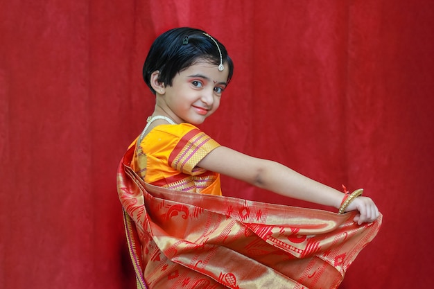 Nettes indisches kleines Mädchen auf traditioneller Kleidung