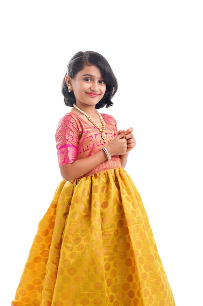 Nettes indisches kleines Mädchen, das Ausdruck auf weißem Hintergrund gibt