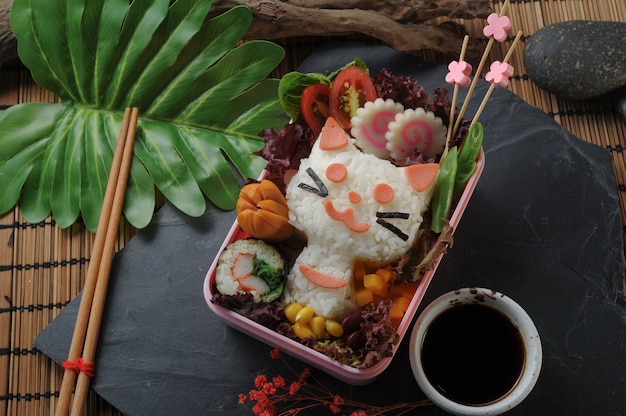Foto nettes japanisches lunchbox-set, verziert als kitty-gesicht.