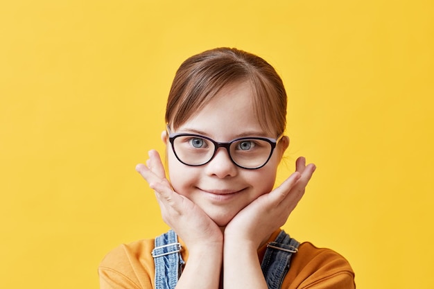 Nettes jugendlich Mädchen mit Down-Syndrom