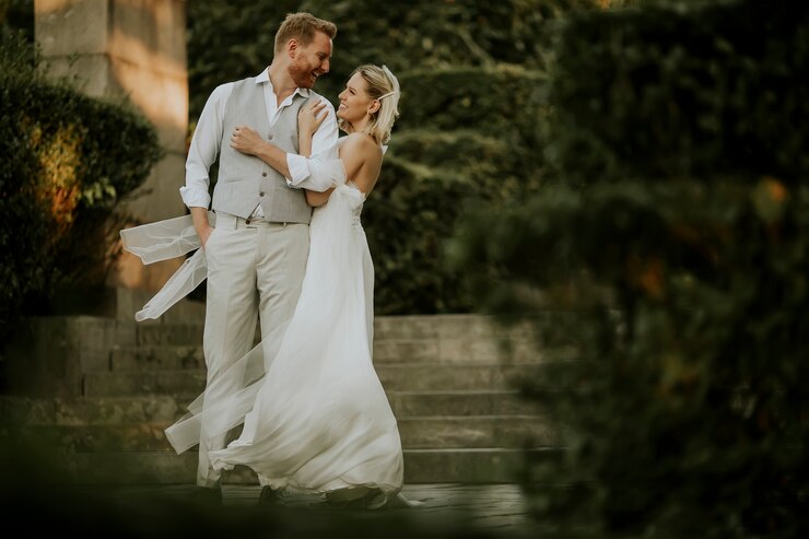 Foto nettes junges brautpaar, das im park steht