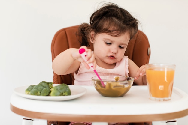 Nettes junges Mädchen der Nahaufnahme, das versucht zu essen