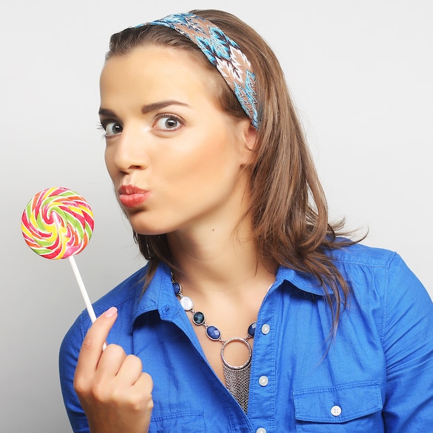 Nettes junges Mädchen mit Lolipop