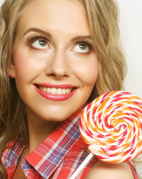 Foto nettes junges mädchen mit lolipop