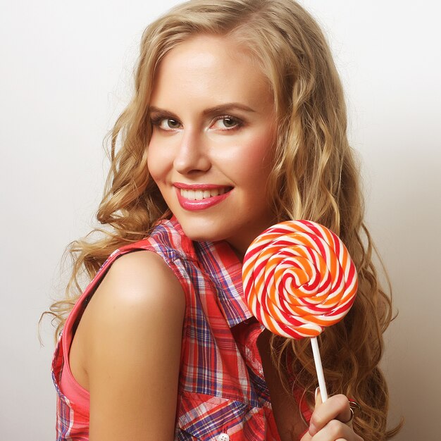 Foto nettes junges mädchen mit lolipop