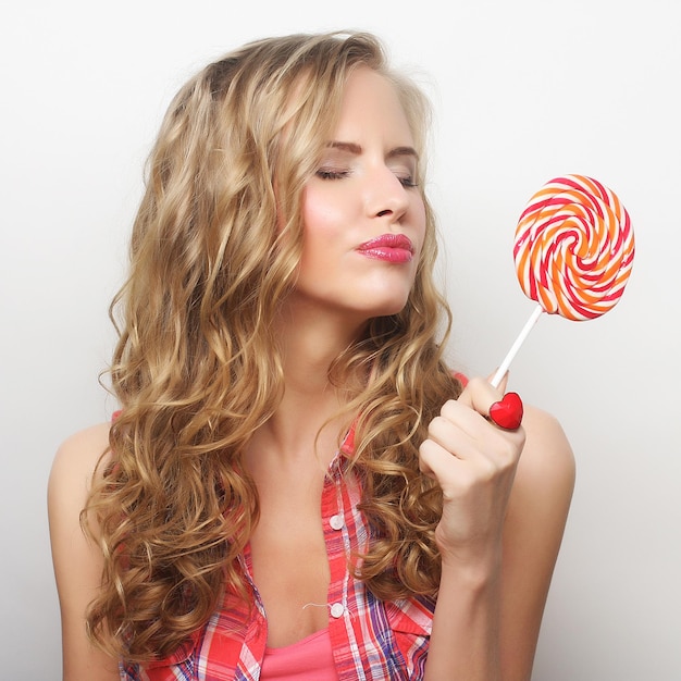 Nettes junges Mädchen mit Lolipop