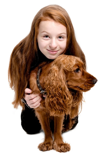 Nettes junges Mädchen umarmt Welpen Cocker Spaniel Hund Teenager Mädchen spielt mit Spaniel isoliert