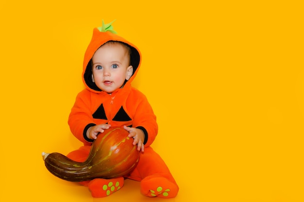 Nettes Kind in einem Halloween-Kürbiskostüm