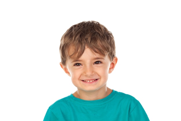 Nettes Kind mit vier Jahren und grünem T-Shirt
