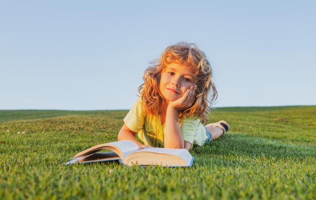 Nettes Kinderlesebuch draußen im Sommerpark auf Gras