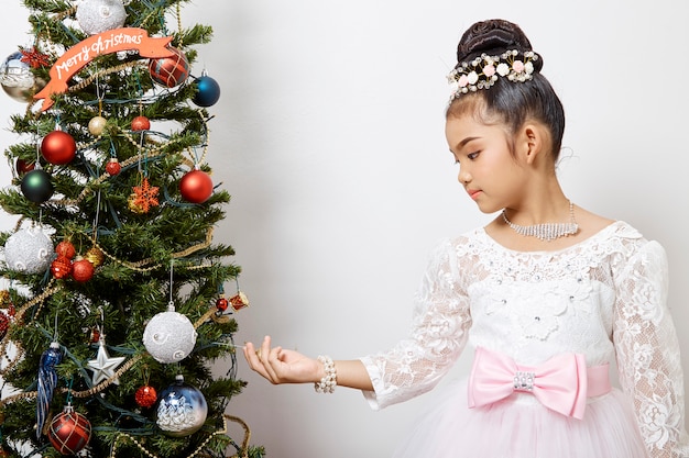 Nettes kleines asiatisches Mädchen frohe Weihnachten
