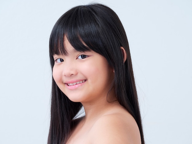 Nettes kleines asiatisches Mädchen mit langen Haaren