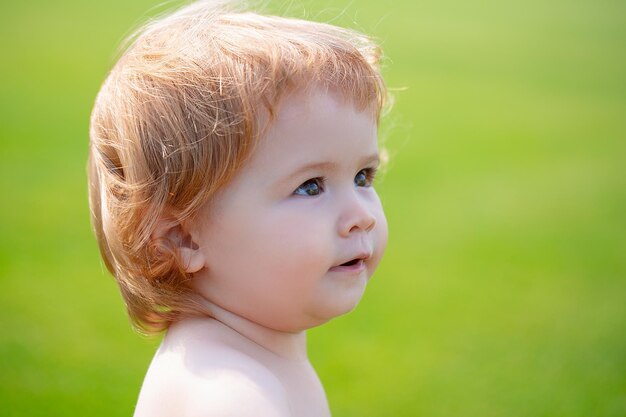 Nettes kleines Baby auf dem Wiesenfeld Kleinkind Kind zu Fuß im Freien Familienurlaub Sommersaison na ...