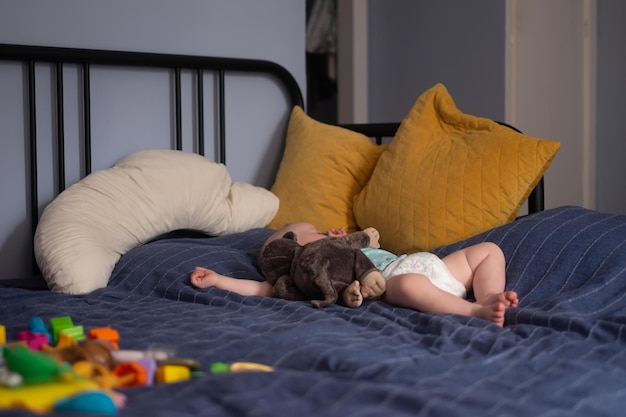 Nettes kleines Baby, das zu Hause auf Bett schläft