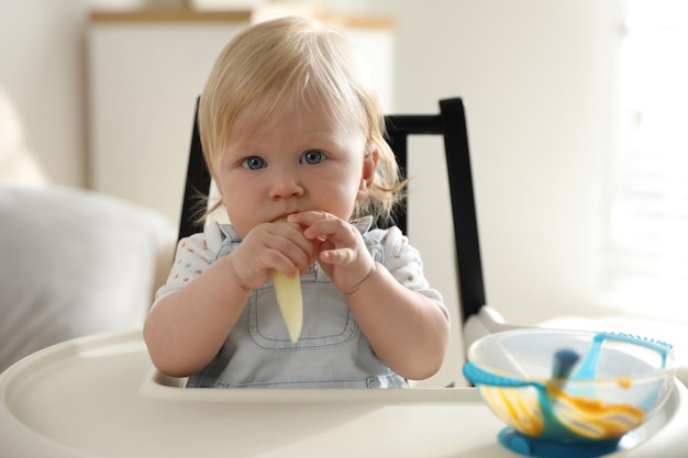 Nettes kleines Baby, das zu Hause Gemüse isst Gesundes Essen