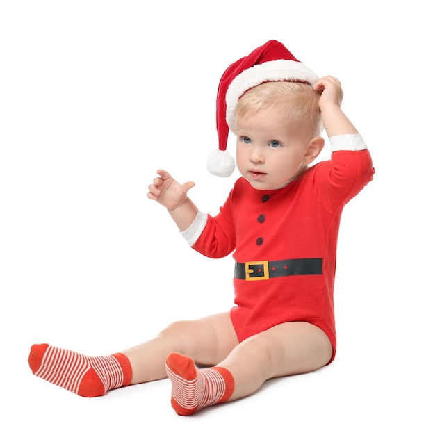 Nettes kleines Baby in Weihnachtsmütze auf weißem Hintergrund. Weihnachtskonzept