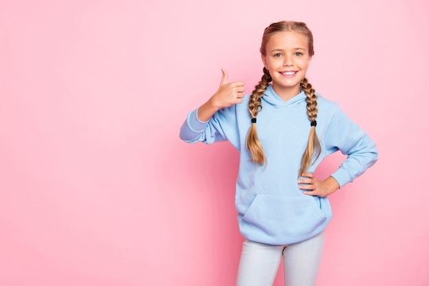 Nettes kleines blondes Mädchen in einem blauen Pullover