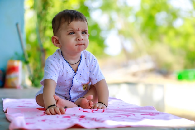 Nettes kleines indisches Kinderporträt