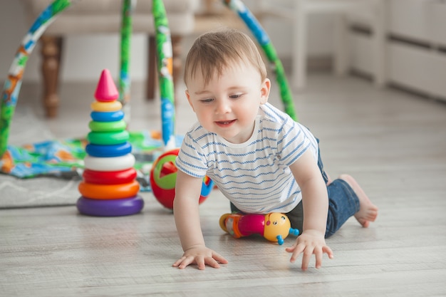 Nettes kleines Kind, das zuhause spielt. Hübscher Säuglingsbabyjunge