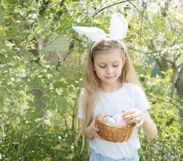 Nettes kleines Kind mit Hasenohren am Ostertag