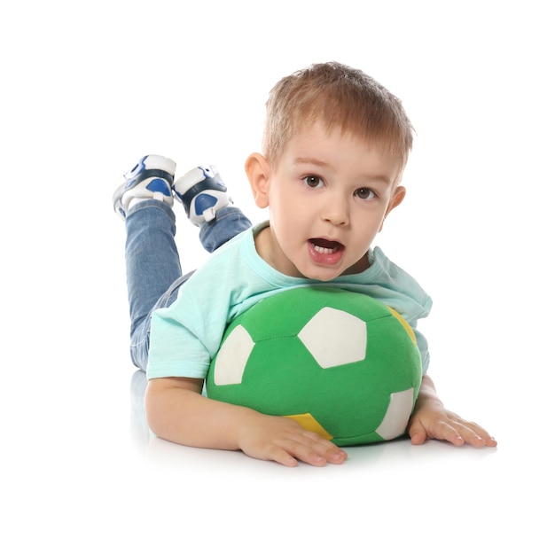 Nettes kleines Kind mit weichem Fußball auf weißem Hintergrund Drinnen spielen