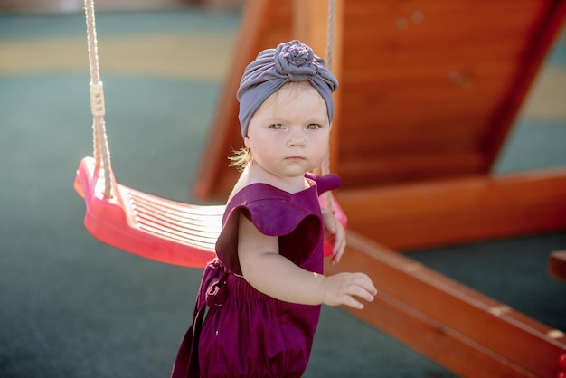 Nettes kleines Mädchen 1 Jahr alt am Strand des Resorts im Sommer in einem trendigen Outfit