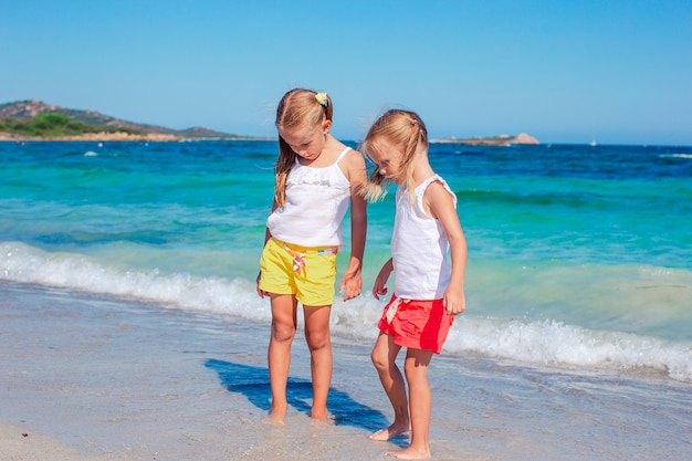 Nettes kleines Mädchen am Strand während der Sommerferien