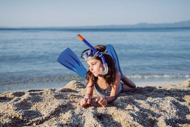 Nettes kleines Mädchen am Strand