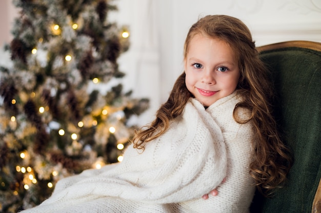 Nettes kleines Mädchen an Weihnachten zu Hause