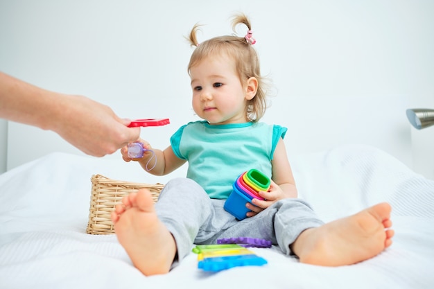 Nettes kleines Mädchen, das mit Spielzeug spielt