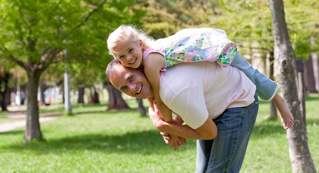 Nettes kleines Mädchen, das Spaß mit ihrem Vater hat