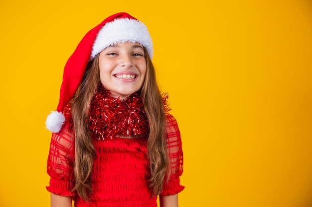 Nettes kleines Mädchen gekleidet für Weihnachtsnacht