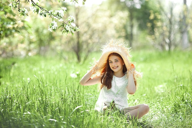 Nettes kleines Mädchen im Freien. Kind auf natürlichem Hintergrund. Kind im Gras