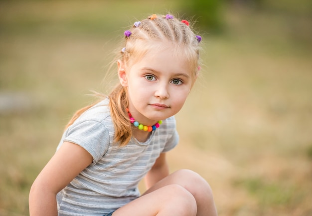 Nettes kleines Mädchen im Sommerholz