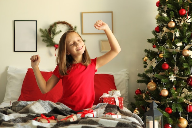 Nettes kleines Mädchen im Weihnachtsinnenraum des Hauses