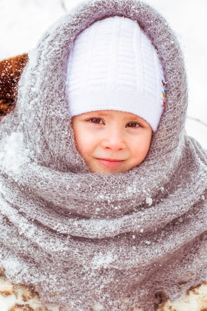 Nettes kleines Mädchen in der warmen Kleidung im Winter