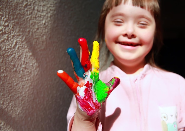 Nettes kleines Mädchen mit bemalter Hand