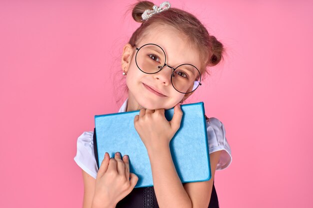 Nettes kleines Mädchen mit Brille und Buch