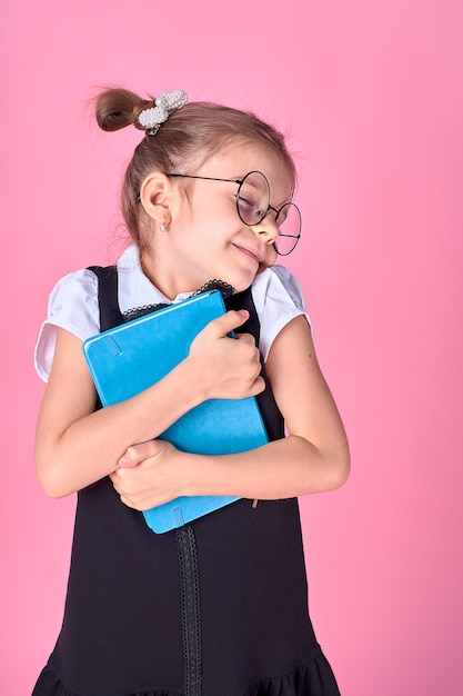 Nettes kleines Mädchen mit Brille und Buch