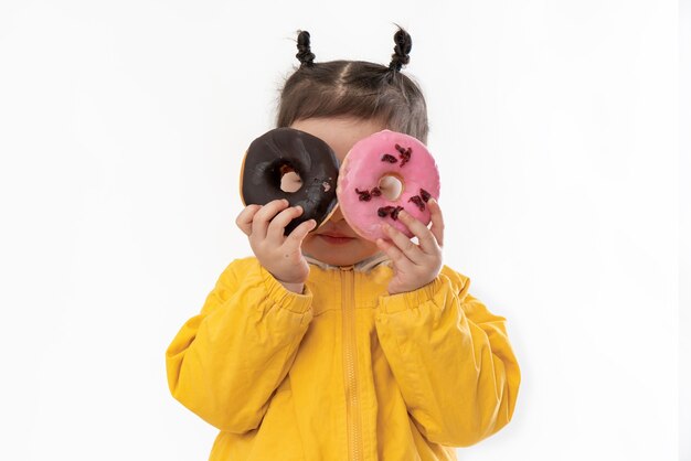 Nettes kleines Mädchen mit Donuts