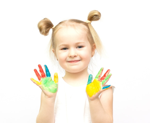 Nettes kleines Mädchen mit gemalten Händen. Auf weißem Hintergrund isoliert.