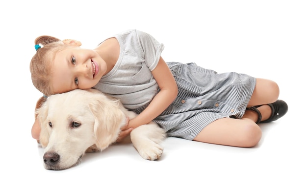 Nettes kleines Mädchen mit Hund auf weißem Hintergrund