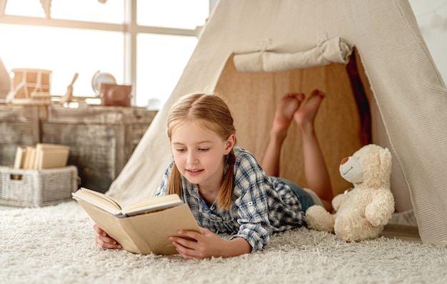 Nettes kleines Mädchen mit Papierbuch