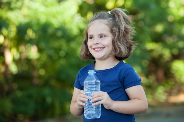 Nettes kleines Mädchen mit Wasserflasche