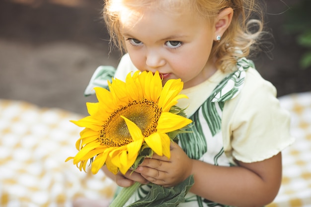 Foto nettes kleines mädchen-nahaufnahmeporträt auf sommerhintergrund.