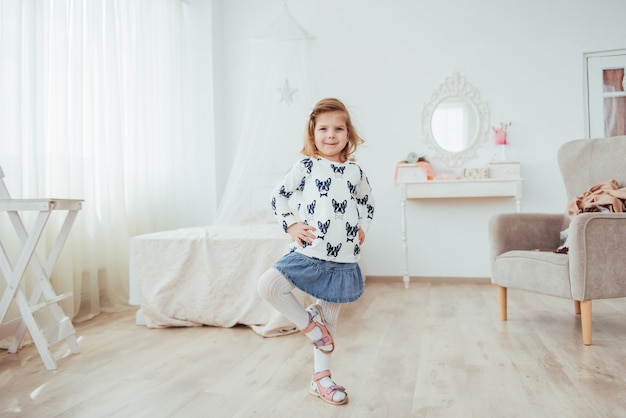 Nettes kleines Mädchen träumt davon, eine Ballerina zu werden. Mädchen, das Ballett studiert.