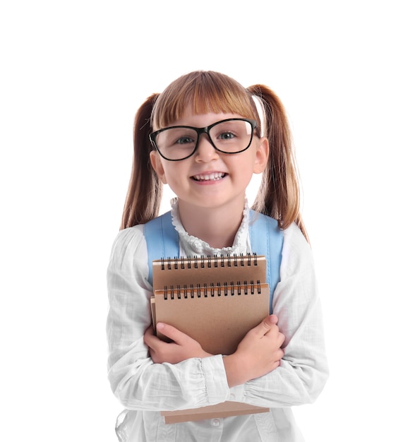 Nettes kleines Schulmädchen mit Notizbüchern isoliert